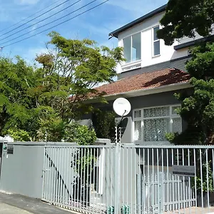 4-on-highworth-self-catering-apartments.hotels-capetown.com/